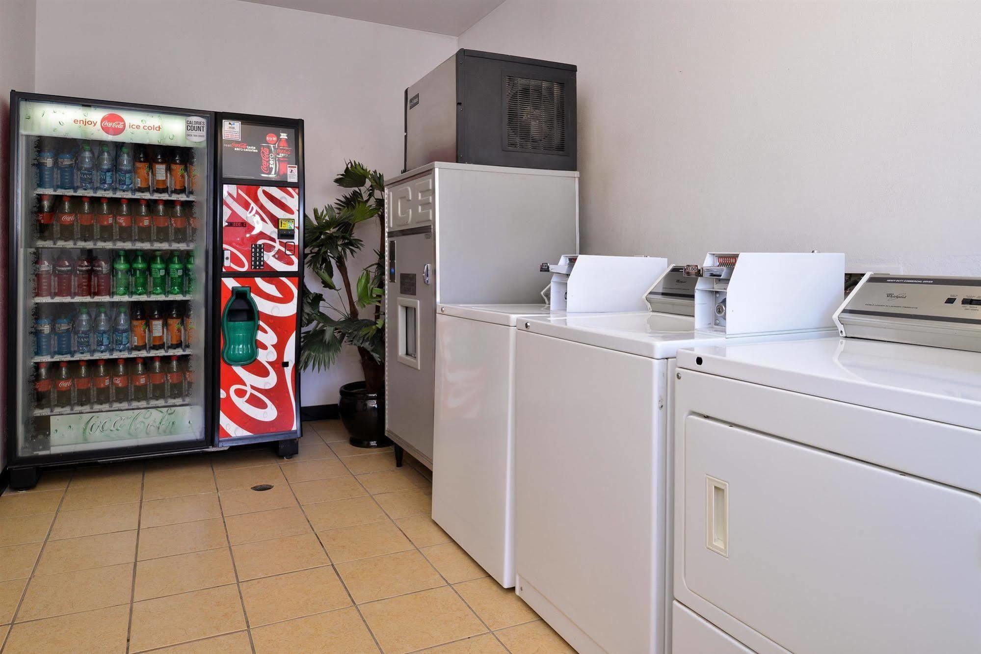 Americas Best Value Inn Westmorland Екстериор снимка